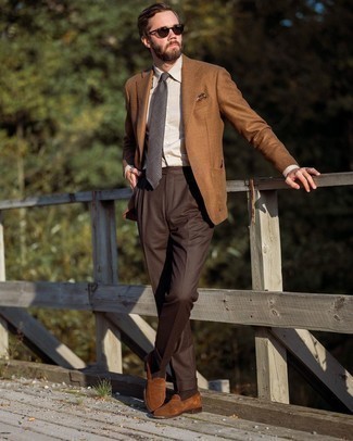 Come indossare e abbinare una cravatta scozzese grigia: Prova a combinare un blazer di lana terracotta con una cravatta scozzese grigia per essere sofisticato e di classe. Un paio di mocassini eleganti in pelle scamosciata marroni si abbina alla perfezione a una grande varietà di outfit.