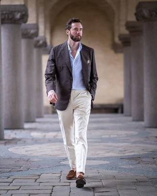 Quale blazer indossare con mocassini eleganti marroni: Coniuga un blazer con pantaloni eleganti bianchi per un look elegante e di classe. Perfeziona questo look con un paio di mocassini eleganti marroni.