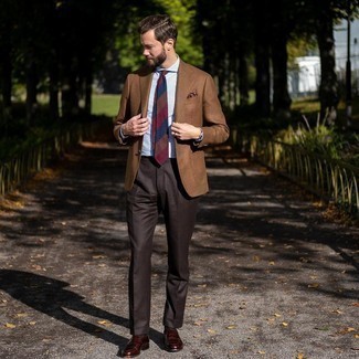 Quale blazer indossare con mocassini eleganti bordeaux per un uomo di 30 anni: Vestiti con un blazer e pantaloni eleganti marrone scuro per un look elegante e alla moda. Rifinisci questo look con un paio di mocassini eleganti bordeaux.