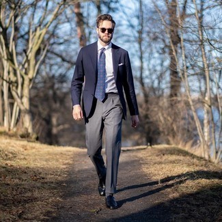 Come indossare e abbinare una cravatta stampata blu: Potresti abbinare un blazer blu scuro con una cravatta stampata blu per un look elegante e alla moda. Mocassini eleganti in pelle blu scuro sono una valida scelta per completare il look.