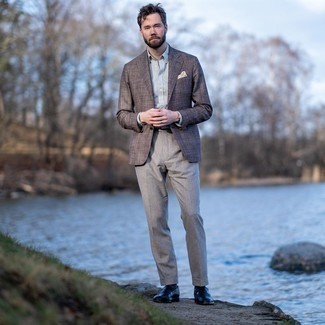 Look alla moda per uomo: Blazer di lana scozzese marrone, Camicia elegante grigia, Pantaloni eleganti di lana grigi, Mocassini eleganti in pelle blu scuro