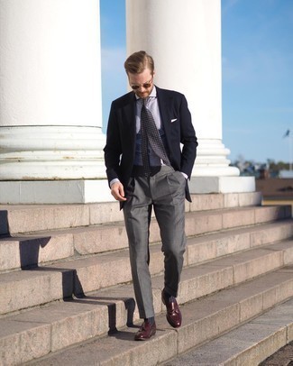 Quale mocassini eleganti indossare con un blazer nero per un uomo di 30 anni: Combina un blazer nero con pantaloni eleganti grigi per un look elegante e di classe. Mocassini eleganti sono una buona scelta per completare il look.