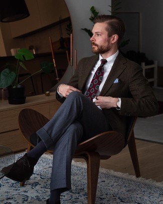 Come indossare e abbinare una cravatta rossa in primavera 2025 in modo formale: Opta per un blazer di lana marrone scuro e una cravatta rossa per un look elegante e di classe. Opta per un paio di chukka in pelle scamosciata marrone scuro per un tocco più rilassato. Una stupenda idea per i mesi primaverili!