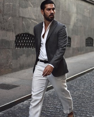 Quale espadrillas indossare con pantaloni eleganti bianchi per un uomo di 30 anni: Combina un blazer grigio scuro con pantaloni eleganti bianchi per un look elegante e alla moda. Per distinguerti dagli altri, prova con un paio di espadrillas.
