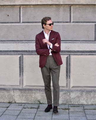 Quale mocassini eleganti indossare con un blazer bordeaux: Punta su un blazer bordeaux e pantaloni eleganti grigi per essere sofisticato e di classe. Mocassini eleganti sono una gradevolissima scelta per completare il look.