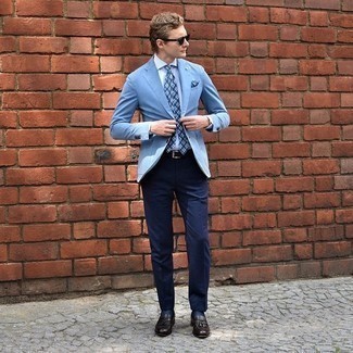 Look alla moda per uomo: Blazer azzurro, Camicia elegante bianca, Pantaloni eleganti blu scuro, Mocassini con nappine in pelle marrone scuro