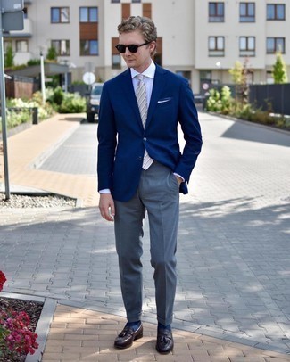 Come indossare e abbinare un blazer blu in modo formale: Coniuga un blazer blu con pantaloni eleganti grigi per essere sofisticato e di classe. Mocassini con nappine in pelle marrone scuro sono una eccellente scelta per completare il look.