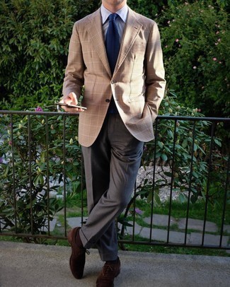Quale scarpe oxford indossare con un blazer marrone chiaro in modo formale: Vestiti con un blazer marrone chiaro e pantaloni eleganti grigio scuro per un look elegante e di classe. Scarpe oxford sono una eccellente scelta per completare il look.