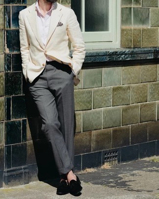 Look alla moda per uomo: Blazer beige, Camicia elegante rosa, Pantaloni eleganti grigio scuro, Mocassini con nappine in pelle scamosciata neri