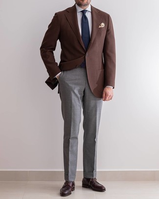 Come indossare e abbinare scarpe derby in pelle bordeaux: Prova a combinare un blazer marrone con pantaloni eleganti grigi per un look elegante e alla moda. Perfeziona questo look con un paio di scarpe derby in pelle bordeaux.