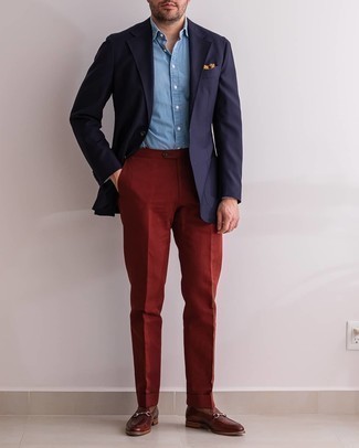 Come indossare e abbinare un blazer blu in modo formale: Punta su un blazer blu e pantaloni eleganti rossi per essere sofisticato e di classe. Mocassini eleganti in pelle marroni sono una splendida scelta per completare il look.