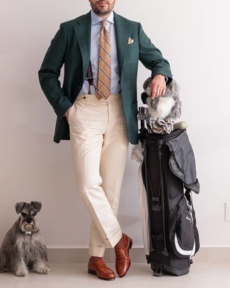 Look alla moda per uomo: Blazer verde scuro, Camicia elegante azzurra, Pantaloni eleganti beige, Mocassini eleganti in pelle terracotta