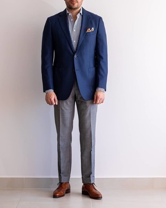 Come indossare e abbinare una giacca blu scuro in modo formale: Sfoggia il tuo aspetto migliore con una giacca blu scuro e pantaloni eleganti grigi. Scarpe brogue in pelle marroni sono una gradevolissima scelta per completare il look.