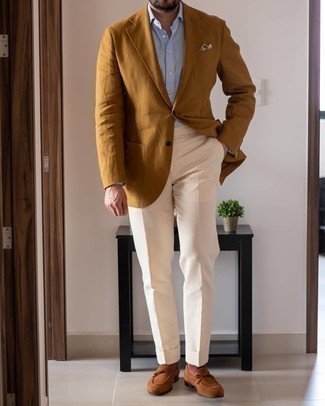 Come indossare e abbinare un blazer terracotta: Opta per un blazer terracotta e pantaloni eleganti beige come un vero gentiluomo. Mocassini eleganti in pelle scamosciata marroni sono una buona scelta per completare il look.