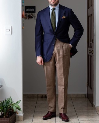 Come indossare e abbinare pantaloni eleganti marroni in modo formale: Combina un blazer blu scuro con pantaloni eleganti marroni per essere sofisticato e di classe. Completa questo look con un paio di scarpe derby in pelle bordeaux.