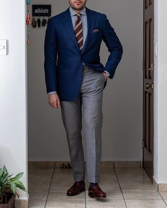 Quale mocassini eleganti indossare con pantaloni eleganti grigi: Opta per un blazer blu scuro e pantaloni eleganti grigi per un look elegante e alla moda. Rifinisci questo look con un paio di mocassini eleganti.