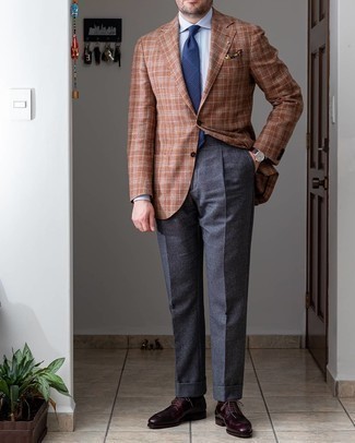 Come indossare e abbinare un blazer scozzese marrone per un uomo di 30 anni: Combina un blazer scozzese marrone con pantaloni eleganti grigio scuro come un vero gentiluomo. Scarpe derby in pelle bordeaux sono una splendida scelta per completare il look.
