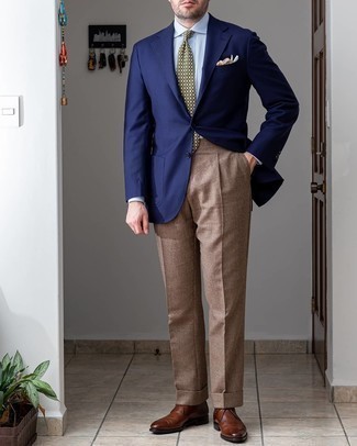 Quale camicia elegante indossare con chukka marroni per un uomo di 30 anni: Scegli uno stile classico in una camicia elegante e pantaloni eleganti marroni. Opta per un paio di chukka marroni per un tocco più rilassato.