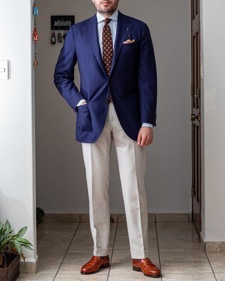 Come indossare e abbinare una cravatta stampata marrone: Sfoggia il tuo aspetto migliore con un blazer blu scuro e una cravatta stampata marrone. Mocassini eleganti in pelle terracotta sono una gradevolissima scelta per completare il look.