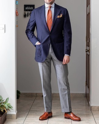 Look alla moda per uomo: Blazer blu scuro, Camicia elegante a righe verticali azzurra, Pantaloni eleganti grigi, Mocassini eleganti in pelle terracotta