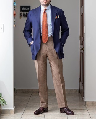 Come indossare e abbinare scarpe derby in pelle bordeaux per un uomo di 30 anni: Scegli un blazer blu scuro e pantaloni eleganti marrone chiaro come un vero gentiluomo. Scarpe derby in pelle bordeaux sono una eccellente scelta per completare il look.