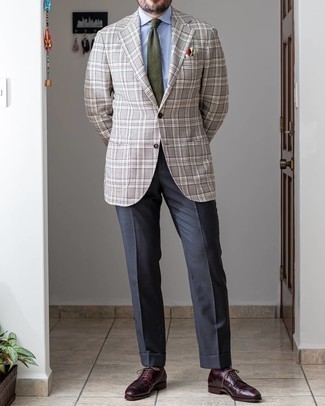 Come indossare e abbinare pantaloni eleganti grigio scuro con un blazer grigio quando fa caldo: Potresti combinare un blazer grigio con pantaloni eleganti grigio scuro per un look elegante e di classe. Scarpe derby in pelle bordeaux sono una valida scelta per completare il look.