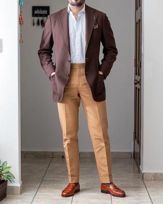 Quale mocassini eleganti indossare con pantaloni eleganti marrone chiaro per un uomo di 30 anni in modo formale: Abbina un blazer marrone con pantaloni eleganti marrone chiaro per un look elegante e di classe. Completa questo look con un paio di mocassini eleganti.
