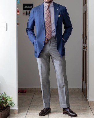 Quale mocassini eleganti indossare con pantaloni eleganti grigi: Abbina un blazer blu scuro con pantaloni eleganti grigi per essere sofisticato e di classe. Perfeziona questo look con un paio di mocassini eleganti.