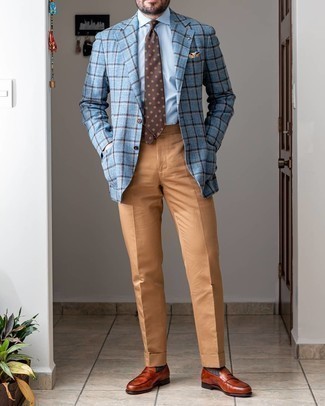 Quale blazer indossare con pantaloni eleganti marrone chiaro: Metti un blazer e pantaloni eleganti marrone chiaro per essere sofisticato e di classe. Perfeziona questo look con un paio di mocassini eleganti in pelle terracotta.