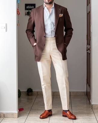 Come indossare e abbinare un blazer marrone: Vestiti con un blazer marrone e pantaloni eleganti beige come un vero gentiluomo. Mocassini eleganti in pelle terracotta sono una valida scelta per completare il look.