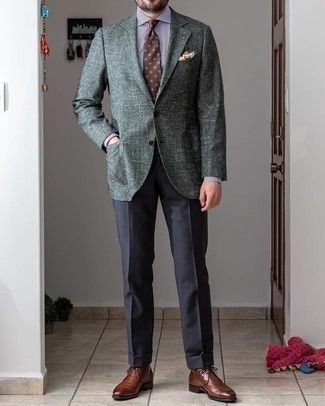 Quale chukka indossare con pantaloni eleganti grigi per un uomo di 30 anni in autunno 2024: Combina un blazer verde scuro con pantaloni eleganti grigi per essere sofisticato e di classe. Mettiti un paio di chukka per un tocco più rilassato. Ecco un outfit indispensabile per questo autunno.
