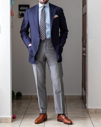 Come indossare e abbinare una cravatta stampata blu scuro in estate 2024: Abbina un blazer blu scuro con una cravatta stampata blu scuro per essere sofisticato e di classe. Questo outfit si abbina perfettamente a un paio di scarpe brogue in pelle terracotta. Ecco una magnifica scelta per creare uno splendido outfit estivo.