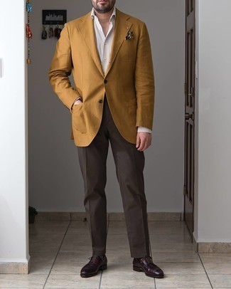 Come indossare e abbinare scarpe derby in pelle rosse quando fa caldo: Indossa un blazer giallo con pantaloni eleganti marrone scuro per un look elegante e alla moda. Scarpe derby in pelle rosse sono una buona scelta per completare il look.