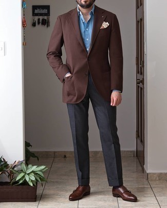 Quale blazer indossare con scarpe double monk marroni per un uomo di 30 anni: Scegli un blazer e pantaloni eleganti grigio scuro per un look elegante e di classe. Rifinisci questo look con un paio di scarpe double monk marroni.