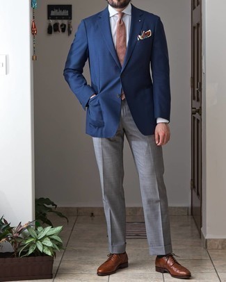 Quale pantaloni eleganti indossare con scarpe brogue marroni per un uomo di 30 anni: Opta per un blazer blu scuro e pantaloni eleganti per un look elegante e alla moda. Scegli un paio di scarpe brogue marroni per avere un aspetto più rilassato.