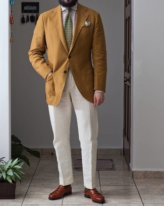 Quale blazer indossare con mocassini eleganti marroni: Mostra il tuo stile in un blazer con pantaloni eleganti bianchi per un look elegante e alla moda. Mocassini eleganti marroni sono una interessante scelta per completare il look.
