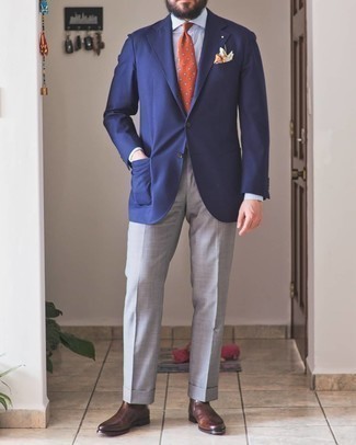 Come indossare e abbinare una cravatta arancione quando fa caldo: Vestiti con un blazer blu scuro e una cravatta arancione per un look elegante e di classe. Opta per un paio di stivali chelsea in pelle marrone scuro per avere un aspetto più rilassato.