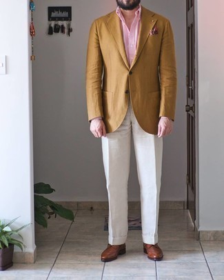 Quale pantaloni eleganti indossare con scarpe brogue marroni per un uomo di 30 anni: Potresti abbinare un blazer giallo con pantaloni eleganti per un look elegante e di classe. Se non vuoi essere troppo formale, indossa un paio di scarpe brogue marroni.