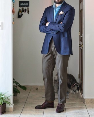 Come indossare e abbinare un blazer blu scuro con pantaloni eleganti grigi per un uomo di 30 anni in modo formale: Abbina un blazer blu scuro con pantaloni eleganti grigi come un vero gentiluomo. Scarpe derby in pelle bordeaux sono una buona scelta per completare il look.