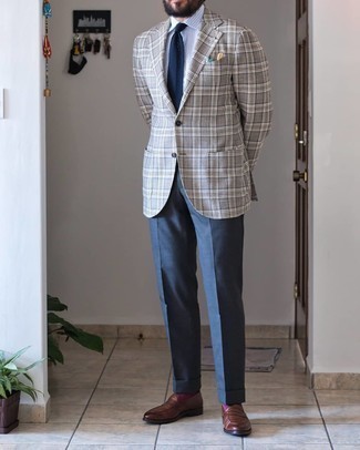 Quale pantaloni eleganti indossare con un blazer grigio in estate 2024: Prova ad abbinare un blazer grigio con pantaloni eleganti come un vero gentiluomo. Perfeziona questo look con un paio di mocassini eleganti in pelle marroni. Una buona idea per questa stagione estiva!