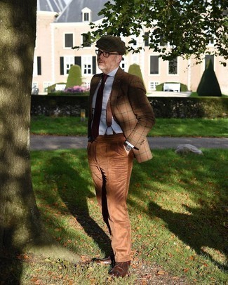 Come indossare e abbinare un blazer scozzese beige quando fa freddo in modo formale: Combina un blazer scozzese beige con pantaloni eleganti di velluto a coste marroni come un vero gentiluomo. Scarpe brogue in pelle marrone scuro sono una eccellente scelta per completare il look.