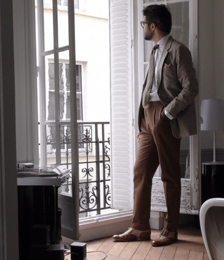 Come indossare e abbinare pantaloni eleganti con scarpe brogue per un uomo di 30 anni: Coniuga un blazer marrone con pantaloni eleganti per un look elegante e alla moda. Scarpe brogue renderanno il tuo look davvero alla moda.