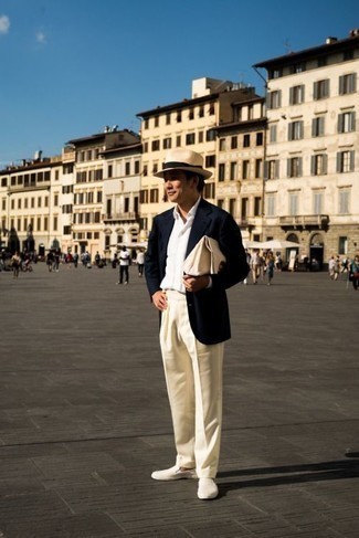 Moda uomo anni 40 in modo formale: Prova a combinare un blazer blu scuro con pantaloni eleganti beige come un vero gentiluomo. Per distinguerti dagli altri, scegli un paio di sneakers senza lacci di tela beige.