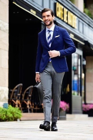 Come indossare e abbinare pantaloni eleganti grigi per un uomo di 30 anni in estate 2024 in modo formale: Opta per un blazer blu scuro e pantaloni eleganti grigi per essere sofisticato e di classe. Rifinisci questo look con un paio di scarpe oxford in pelle nere. Ecco un outfit estivo perfetto per il tuo.