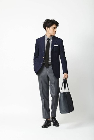 Come indossare e abbinare una cravatta nera per un uomo di 20 anni: Abbina un blazer blu scuro con una cravatta nera per un look elegante e alla moda. Scarpe oxford in pelle nere sono una eccellente scelta per completare il look.