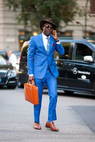 Come indossare e abbinare una borsa arancione quando fa caldo: Abbina un blazer blu con una borsa arancione per un'atmosfera casual-cool. Rifinisci il completo con un paio di scarpe brogue in pelle terracotta.