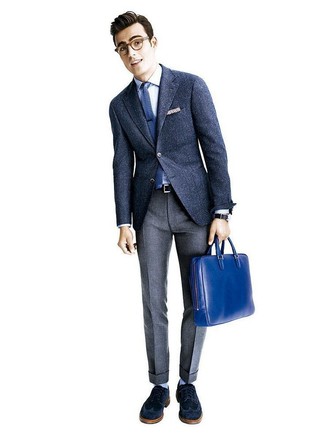 Come indossare e abbinare calzini azzurri: Per un outfit della massima comodità, coniuga un blazer di lana blu scuro con calzini azzurri. Scegli uno stile classico per le calzature e scegli un paio di scarpe brogue in pelle scamosciata blu scuro come calzature.