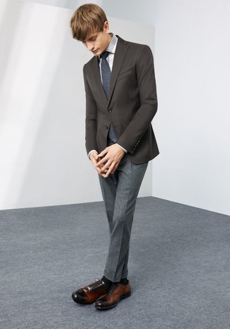 Come indossare e abbinare una cravatta grigia in estate 2024: Potresti combinare un blazer marrone scuro con una cravatta grigia per un look elegante e di classe. Scarpe oxford in pelle marrone scuro sono una eccellente scelta per completare il look. Ecco un look estivo ideale per il tuo.