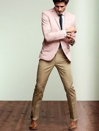 Come indossare e abbinare un blazer rosa con pantaloni eleganti beige in modo formale: Punta su un blazer rosa e pantaloni eleganti beige per un look elegante e di classe. Un paio di scarpe oxford in pelle marroni si abbina alla perfezione a una grande varietà di outfit.