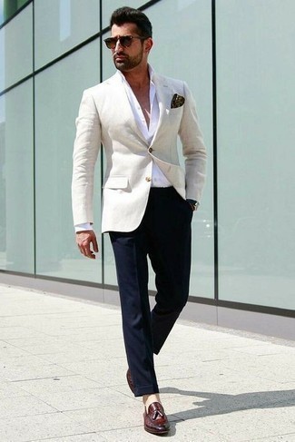 Look alla moda per uomo: Blazer beige, Camicia elegante bianca, Pantaloni eleganti blu scuro, Mocassini con nappine in pelle bordeaux
